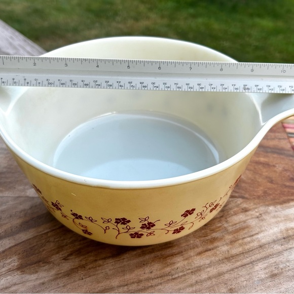 Vintage Pyrex Trailing Flowers 2.5 Quart Round Casserole Dish Vintage Pyrex - Picture 2 of 9